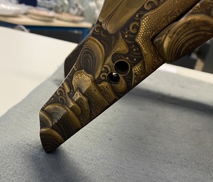 Une selle 'kura' et sa paire d'&eacute;triers 'abumi' en laque dor&eacute;e, Japon, Muromachi, 16&egrave;me